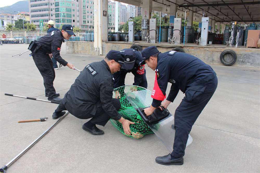 4、特警制服歹徒.JPG